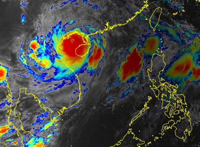 Cảnh tượng ám ảnh khi bão Yagi càn quét Hải Nam: Cuốn bay cửa sổ chung cư, giật tung ban công nhiều nhà - Ảnh 1.