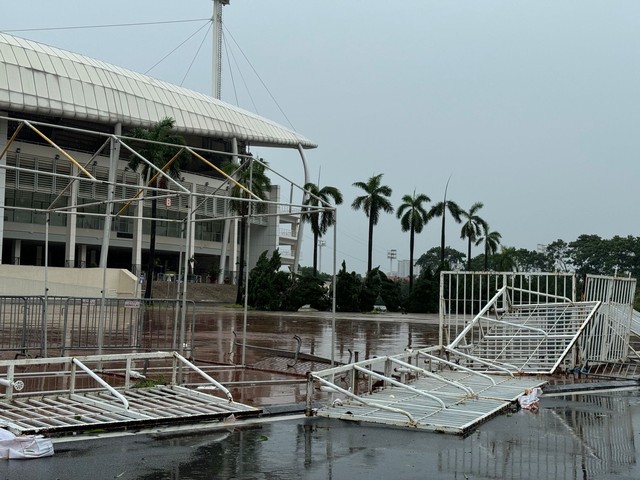 Sân Mỹ Đình bị bão Yagi càn quét, cây đổ la liệt, trận Việt Nam - Thái Lan có bị hủy hay không? - Ảnh 6.