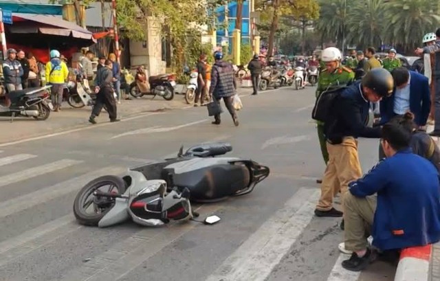 Hiện trường vụ ô tô tông liên hoàn 6 xe máy trên phố Đào Tấn (Hà Nội) khiến 2 người gãy chân - Ảnh 4.