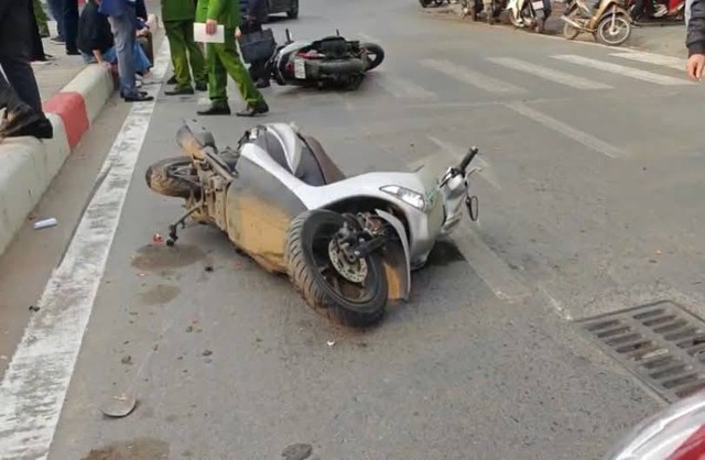 Hiện trường vụ ô tô tông liên hoàn 6 xe máy trên phố Đào Tấn (Hà Nội) khiến 2 người gãy chân - Ảnh 2.