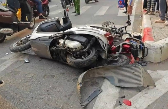 Hiện trường vụ ô tô tông liên hoàn 6 xe máy trên phố Đào Tấn (Hà Nội) khiến 2 người gãy chân - Ảnh 3.