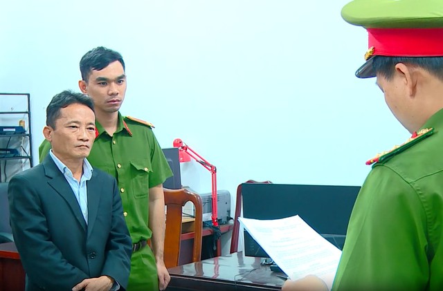 Cảnh sát thu giữ thanh kiếm của Tổng giám đốc Nguyễn Thanh Bình - Ảnh 1.