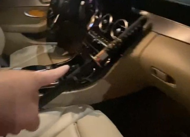 Cảnh sát thu giữ thanh kiếm của Tổng giám đốc Nguyễn Thanh Bình - Ảnh 2.