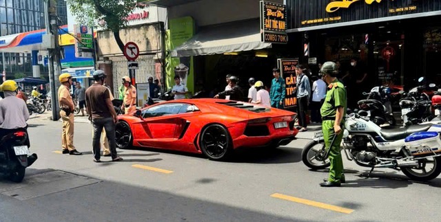 Tài xế lái siêu xe Lamborghini đột ngột dừng giữa đường, có biểu hiện lạ - Ảnh 1.
