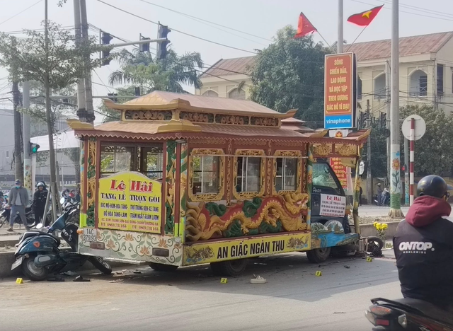 Vụ xe tang tông đôi vợ chồng chờ đèn đỏ, 1 người tử vong ở Nghệ An: Con nhỏ mới 9 tháng tuổi - Ảnh 1.