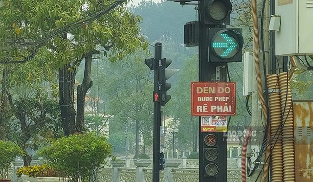 Năm 2025, có 5 trường hợp xe máy rẽ phải khi đèn đỏ mà không bị phạt - Ảnh 1.