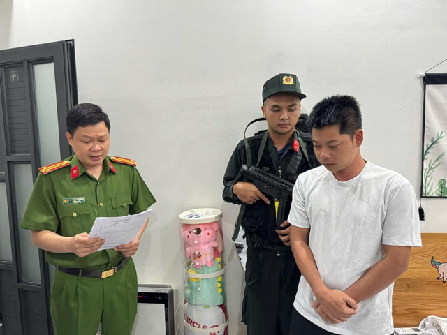 Khám xét nơi ở của Trần Trung Hiếu, triệt phá đường dây cá độ cực 'khủng' 1.200 tỷ đồng - Ảnh 2.