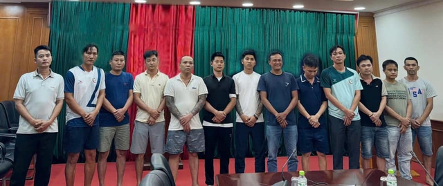 Khám xét nơi ở của Trần Trung Hiếu, triệt phá đường dây cá độ cực 'khủng' 1.200 tỷ đồng - Ảnh 1.