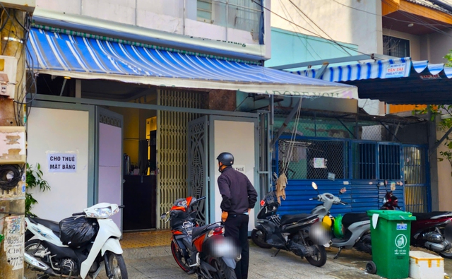 Vụ shipper bị đánh tử vong ở Đà Nẵng: Nơi buôn bán của nữ khách hàng bị ném chất thải - Ảnh 1.