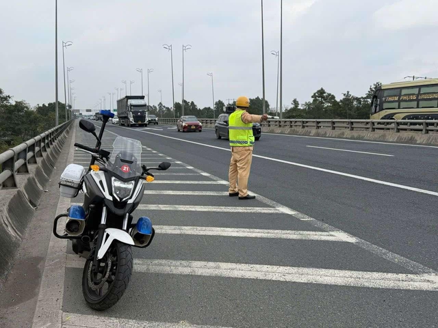 Hướng dẫn phương tiện đi vào làn khẩn cấp vành đai 3 và sẵn sàng phương án xả trạm thu phí Pháp Vân - Cầu Giẽ - Ảnh 2.