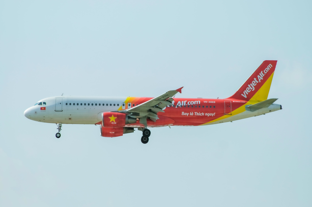 Chiếc máy bay Vietjet lạ trên tuyến Hà Nội - Côn Đảo: Sơn hình hoa Lêkima, dòng chữ tiếng Trung gây chú ý - Ảnh 3.