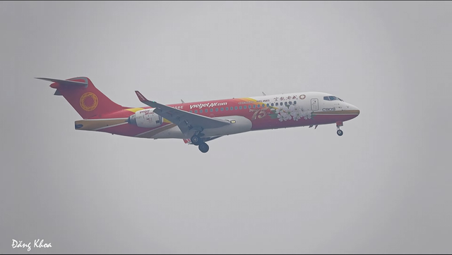 Chiếc máy bay Vietjet lạ trên tuyến Hà Nội - Côn Đảo: Sơn hình hoa Lêkima, dòng chữ tiếng Trung gây chú ý - Ảnh 1.