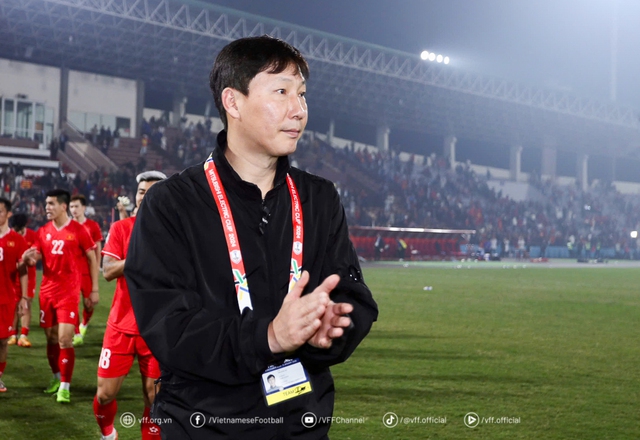 TRỰC TIẾP Họp báo AFF Cup: HLV Kim Sang-sik muốn các học trò "quên" chiến thắng trước Thái Lan - Ảnh 2.