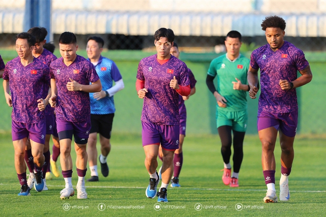 TRỰC TIẾP Họp báo AFF Cup: HLV Kim Sang-sik muốn các học trò "quên" chiến thắng trước Thái Lan - Ảnh 4.