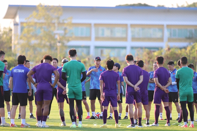 TRỰC TIẾP Họp báo AFF Cup: HLV Kim Sang-sik muốn các học trò "quên" chiến thắng trước Thái Lan - Ảnh 1.