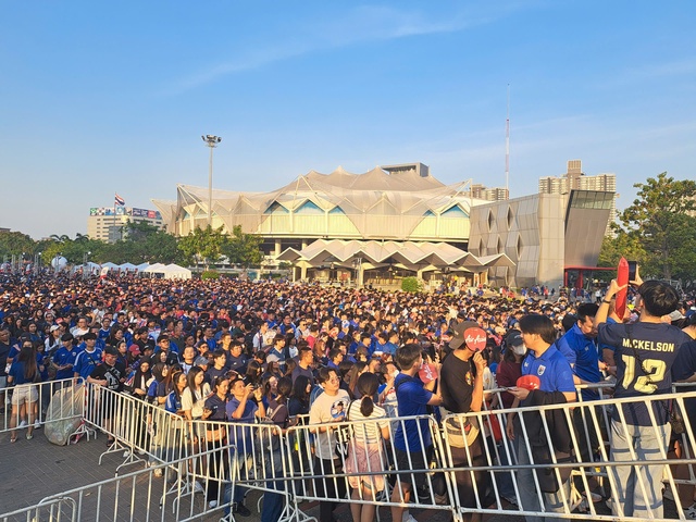 TRỰC TIẾP Thái Lan vs Việt Nam: Fan Thái Lan ùn ùn kéo đến sân, biến Rajamangala thành "chảo lửa" - Ảnh 3.