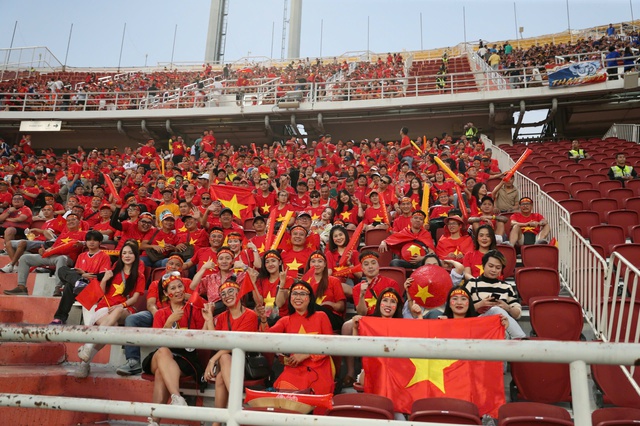 TRỰC TIẾP Thái Lan vs Việt Nam: Fan Thái Lan ùn ùn kéo đến sân, biến Rajamangala thành "chảo lửa" - Ảnh 2.