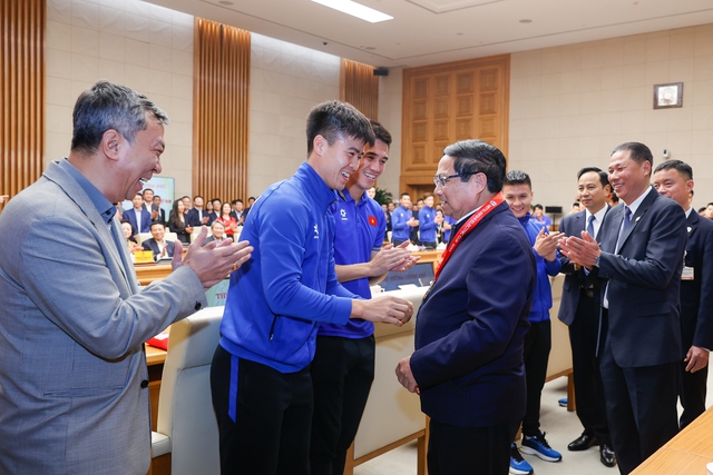 TRỰC TIẾP: ĐT Việt Nam và Nguyễn Xuân Son đã về nước trong vòng tay chào đón của NHM - Ảnh 2.