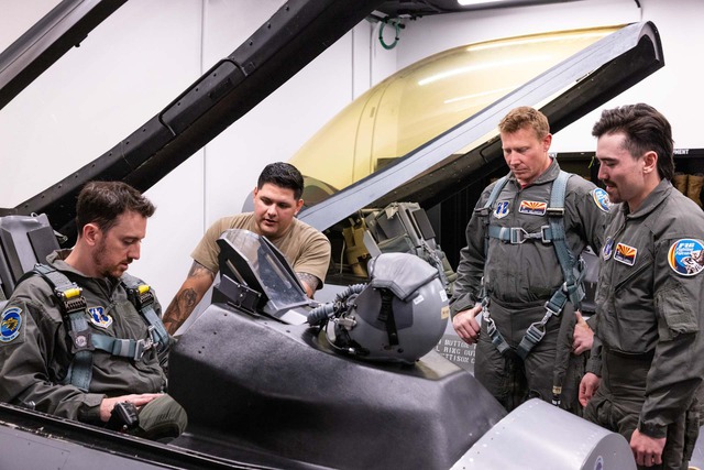 Mỹ giảm thời gian đào tạo, liệu phi công F-16 Ukraine có bay nổi không? - Ảnh 1.