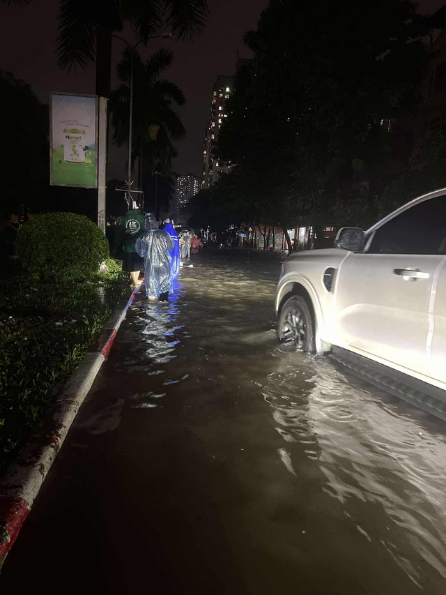 Hà Nội ngày lụt lội: Cuốc bộ 10km về nhà, lội nước ngang hông cõng con tan trường lúc 19 giờ- Ảnh 1. Hà Nội ngày lụt lội: Cuốc bộ 10km về nhà, lội nước ngang hông cõng con tan trường lúc 19 giờ- Ảnh 1.