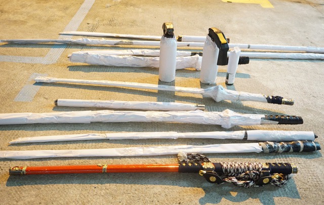 Bắt tạm giam 34 đối tượng còn rất trẻ tuổi: Nhiều người bật khóc nức nở khi nghe đọc lệnh- Ảnh 3.