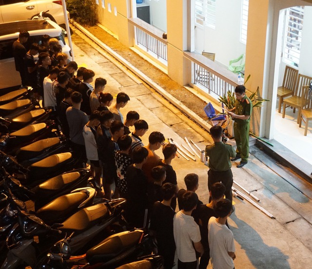 Bắt tạm giam 34 đối tượng còn rất trẻ tuổi: Nhiều người bật khóc nức nở khi nghe đọc lệnh- Ảnh 2.