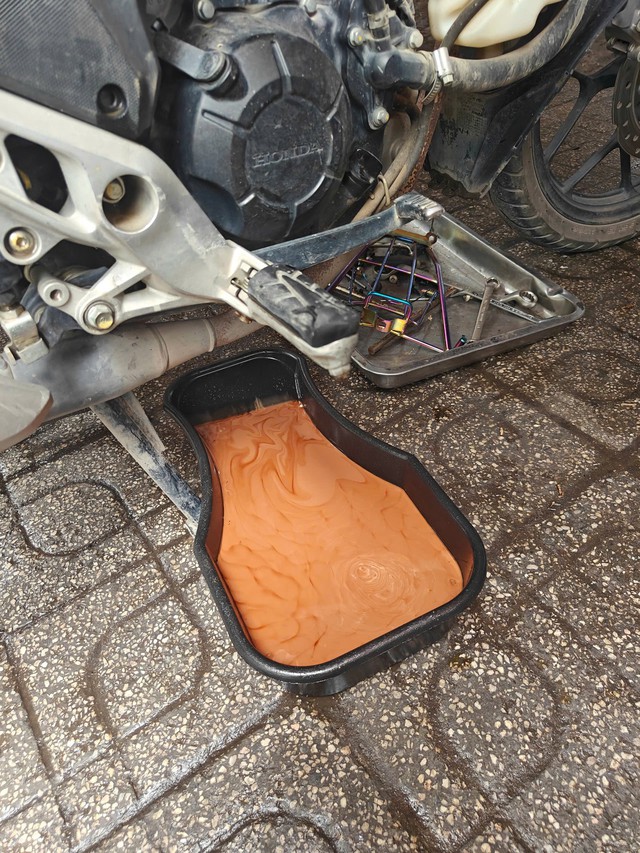 Mưa ngập, xe máy lội nước chảy ra thứ dung dịch trông như cà phê sữa: Không sửa ngay dễ phải mua xe mới!- Ảnh 1. Mưa ngập, xe máy lội nước chảy ra thứ dung dịch trông như cà phê sữa: Không sửa ngay dễ phải mua xe mới!- Ảnh 1.