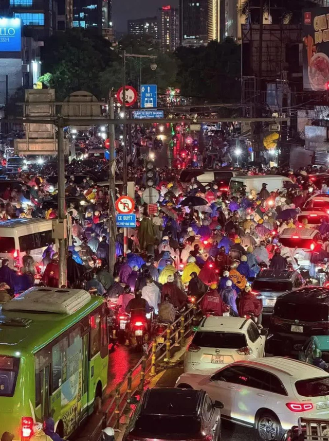 Hà Nội ngày lụt lội: Cuốc bộ 10km về nhà, lội nước ngang hông cõng con tan trường lúc 19 giờ- Ảnh 2. Hà Nội ngày lụt lội: Cuốc bộ 10km về nhà, lội nước ngang hông cõng con tan trường lúc 19 giờ- Ảnh 2.