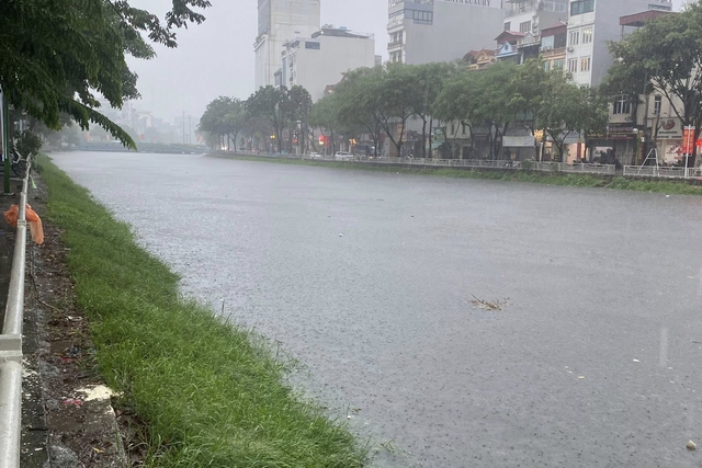 Sông Tô Lịch nước dâng sát bờ, cụ thể là bao nhiêu mét?- Ảnh 1.