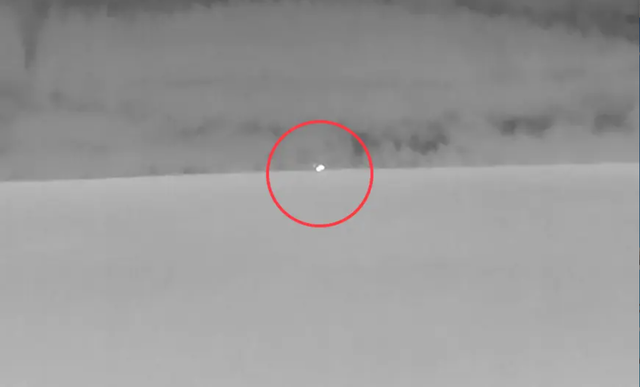 Gặp 'thủy quái' to như xe buýt bơi trên mặt hồ, thợ săn nói: Những gì tôi thấy là độc nhất vô nhị- Ảnh 3.