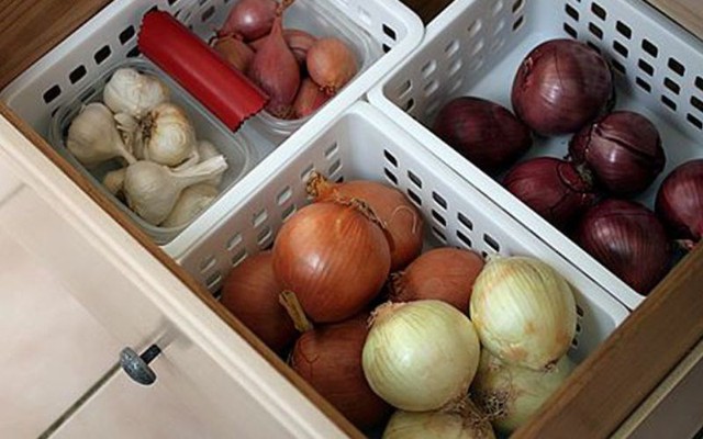 Cắt hành tây không còn cay mắt nhờ biết 5 cách này, nhiều người bất ngờ vì làm bếp bao năm giờ mới biết- Ảnh 4.