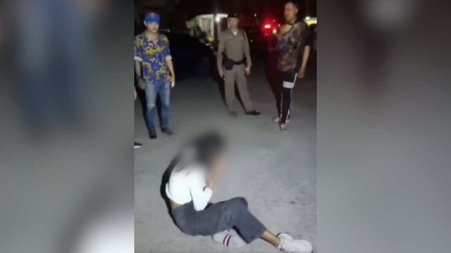 Cô gái xách cái ghế đến cạnh 1 chiếc ô tô rồi trèo lên, chuyện xảy ra sau đó khiến ai cũng ngỡ ngàng- Ảnh 2. Cô gái xách cái ghế đến cạnh 1 chiếc ô tô rồi trèo lên, chuyện xảy ra sau đó khiến ai cũng ngỡ ngàng- Ảnh 2.