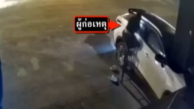 Cô gái xách cái ghế đến cạnh 1 chiếc ô tô rồi trèo lên, chuyện xảy ra sau đó khiến ai cũng ngỡ ngàng- Ảnh 1. Cô gái xách cái ghế đến cạnh 1 chiếc ô tô rồi trèo lên, chuyện xảy ra sau đó khiến ai cũng ngỡ ngàng- Ảnh 1.