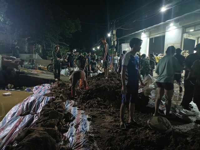 Các cán bộ, chiến sĩ Bộ Chỉ huy Quân sự tỉnh Bắc Ninh có mặt hỗ trợ gia cố đê - Ảnh: Bắc Ninh 24h
