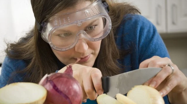 Cắt hành tây không còn cay mắt nhờ biết 5 cách này, nhiều người bất ngờ vì làm bếp bao năm giờ mới biết- Ảnh 3.