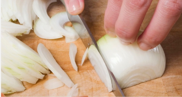 Cắt hành tây không còn cay mắt nhờ biết 5 cách này, nhiều người bất ngờ vì làm bếp bao năm giờ mới biết- Ảnh 1.