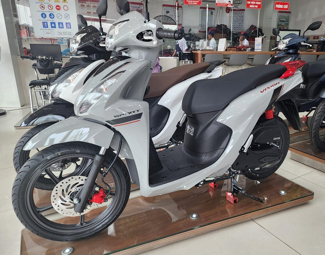 Honda Vision từng đội giá vì quá hot, nay gặp đối thủ 'cứng': Cốp rộng hơn hẳn, giá rẻ hơn vài triệu- Ảnh 1.