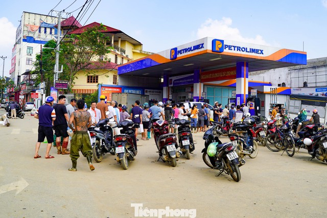 Thái Nguyên: Người dân xếp hàng dài, mang can nhựa đi mua xăng... để chạy máy phát- Ảnh 1. Thái Nguyên: Người dân xếp hàng dài, mang can nhựa đi mua xăng... để chạy máy phát- Ảnh 1.