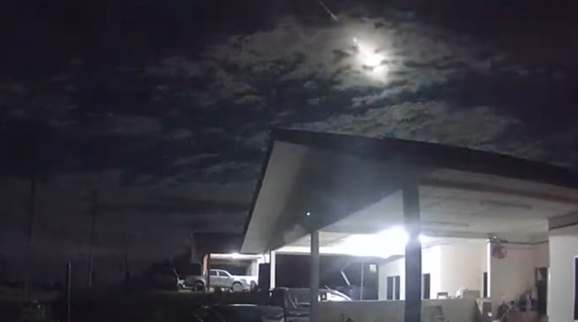 Bầu trời bất ngờ sáng rực kèm Bầu trời bất ngờ sáng rực kèm