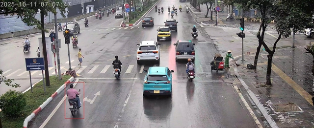 Phát hiện 260 tài xế vượt đèn đỏ tại ngã tư ở Hà Nội trong một ngày- Ảnh 1. Phát hiện 260 tài xế vượt đèn đỏ tại ngã tư ở Hà Nội trong một ngày- Ảnh 1.