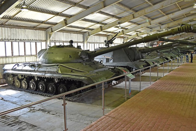 Chiếc xe tăng hạng nặng T-10M cuối c&ugrave;ng đang được b&aacute;n tại v&ugrave;ng Dnipropetrovsk- Ảnh 4.