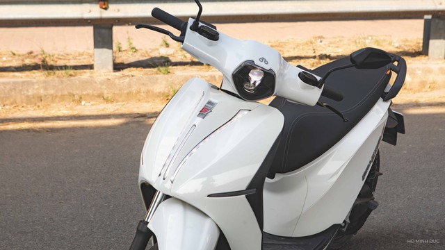 Tứ bề là nước, tài xế vẫn vô tư chở khách "qua sông": Là xe điện đi xa nhất Việt Nam, sản xuất ở TP.HCM- Ảnh 4.