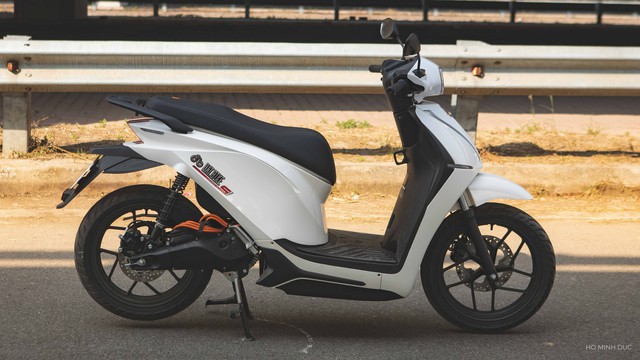 Tứ bề là nước, tài xế vẫn vô tư chở khách "qua sông": Là xe điện đi xa nhất Việt Nam, sản xuất ở TP.HCM- Ảnh 5.