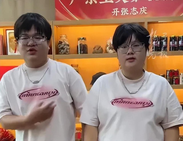 Cặp đôi gây sốt vì có ngoại hình giống hệt nhau: Dân mạng thích thú Cặp đôi gây sốt vì có ngoại hình giống hệt nhau: Dân mạng thích thú