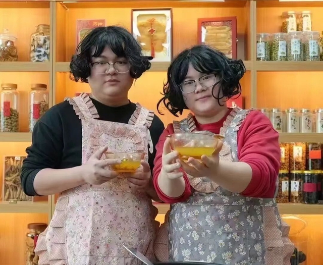 Cặp đôi gây sốt vì có ngoại hình giống hệt nhau: Dân mạng thích thú Cặp đôi gây sốt vì có ngoại hình giống hệt nhau: Dân mạng thích thú