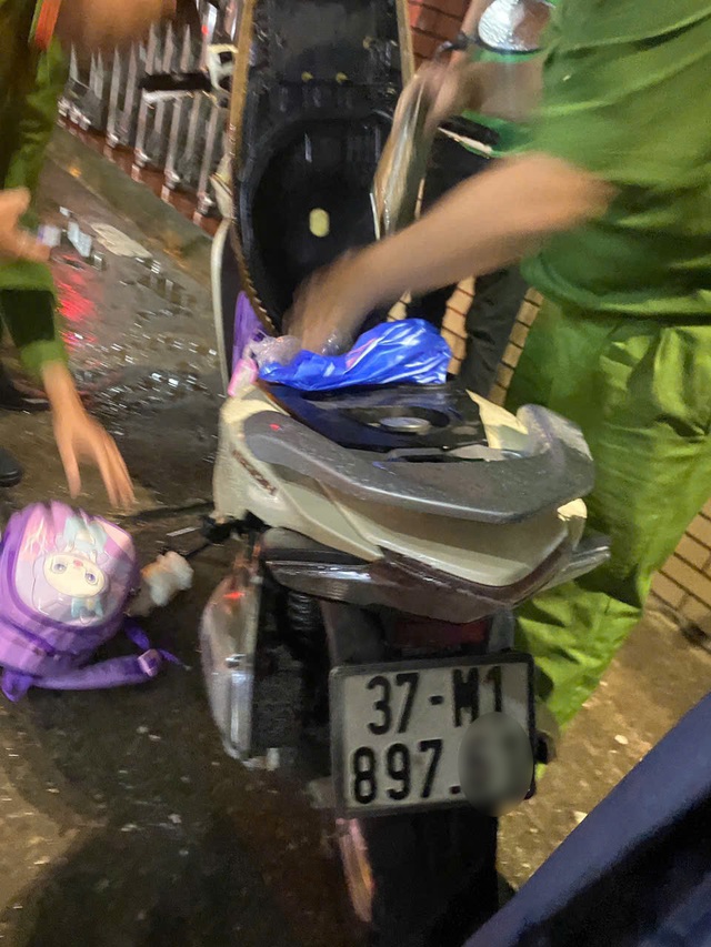 Bố ôm 2 con nhỏ nghi nhảy sông giữa đêm ở Nghệ An: Đau xót thứ để lại trên bờ- Ảnh 1. Bố ôm 2 con nhỏ nghi nhảy sông giữa đêm ở Nghệ An: Đau xót thứ để lại trên bờ- Ảnh 1.