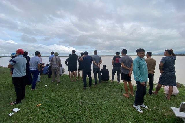 Vụ bố ôm 2 con nghi nhảy cầu ở Nghệ An: Tiết lộ hành động nạn nhân làm với vợ trước khi xảy ra sự việc- Ảnh 3.
