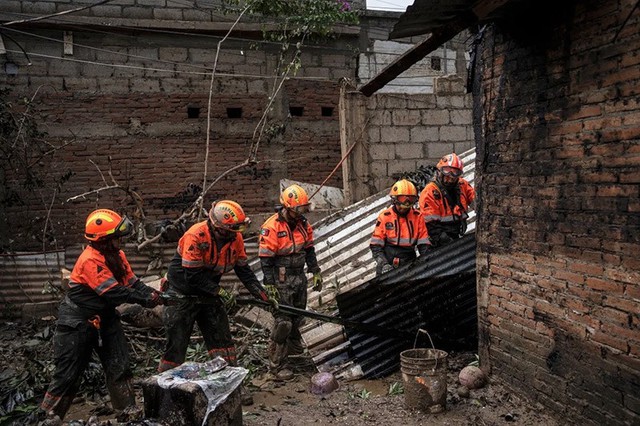 Hình ảnh lũ dữ nhấn chìm Mexico, hơn 120 người thương vong và mất tích- Ảnh 3.