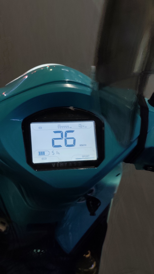 2 năm đi 100.000 km, xe điện VinFast chai pin cỡ nào? Hai con số trên đồng hồ xe Xanh SM nói lên tất cả- Ảnh 1.