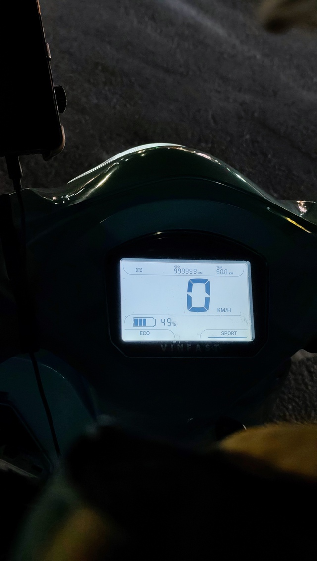 2 năm đi 100.000 km, xe điện VinFast chai pin cỡ nào? Hai con số trên đồng hồ xe Xanh SM nói lên tất cả- Ảnh 2.